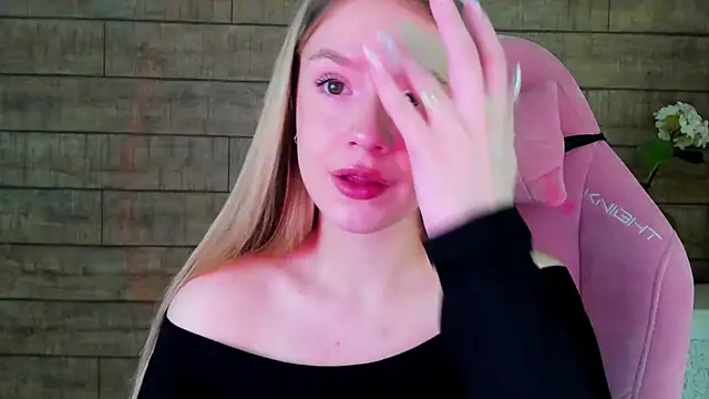 MilanaBalmain online show from 10-18-25, 04:37