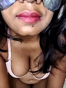 Snapshot of Zaraangle chatting on 10-14-25, 12:00 Zaraangle online show from 10-14-25, 12:00