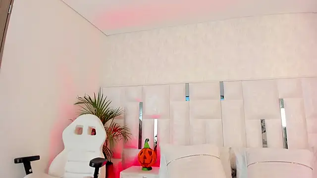 im nika  online show from 10-31-25, 01:34