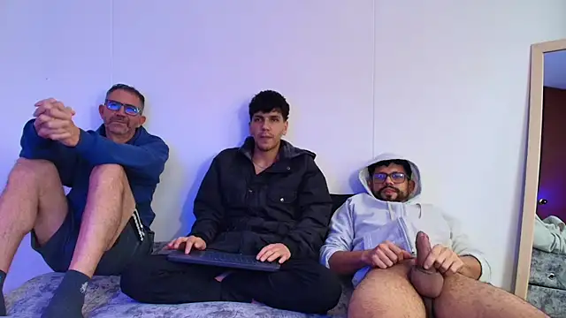 Snapshot of Benjamin_show chatting on 12-16-25, 02:22 Benjamin show online show from 12-16-25, 02:22