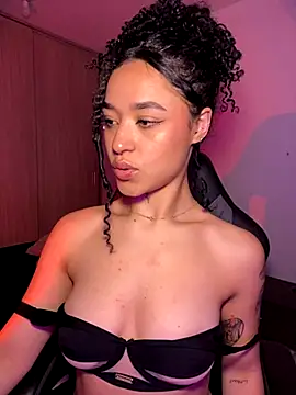 Snapshot of Crystal_Dluna chatting on 11-10-25, 05:01 Crystal Dluna online show from 11-10-25, 05:01