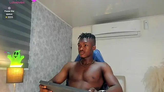 Snapshot of KENDER21_ chatting on 12-17-25, 08:37 KENDER21 online show from 12-17-25, 08:37