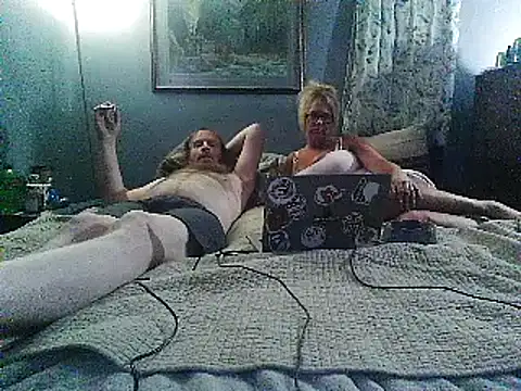 Snapshot of letsgetdirty1981 chatting on 02-05-25, 06:02 letsgetdirty1981 online show from 02-05-25, 06:02