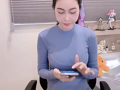 Zozo qq online show from 10-28-25, 11:47