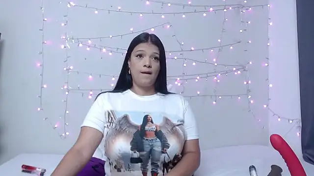 Snapshot of Nicol_Love0 chatting on 03-10-25, 10:48 Nicol Love0 online show from 03-10-25, 10:48