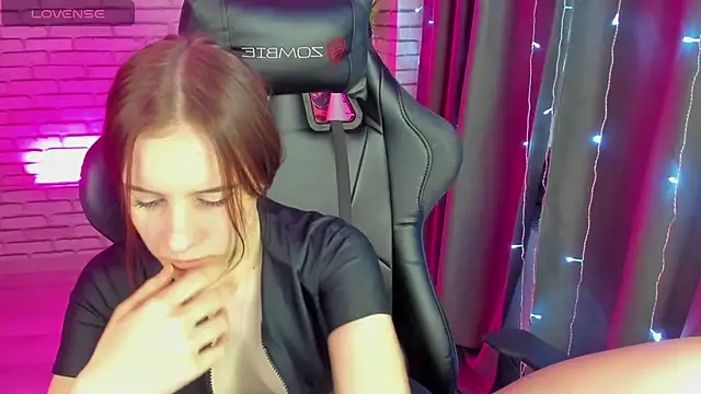 Snapshot of Tonya_Gray chatting on 12-22-24, 03:55 Tonya Gray online show from 12-22-24, 03:55