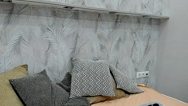 Snapshot of Miss_you_kiss chatting on 12-19-24, 08:23 Miss you kiss online show from 12-19-24, 08:23