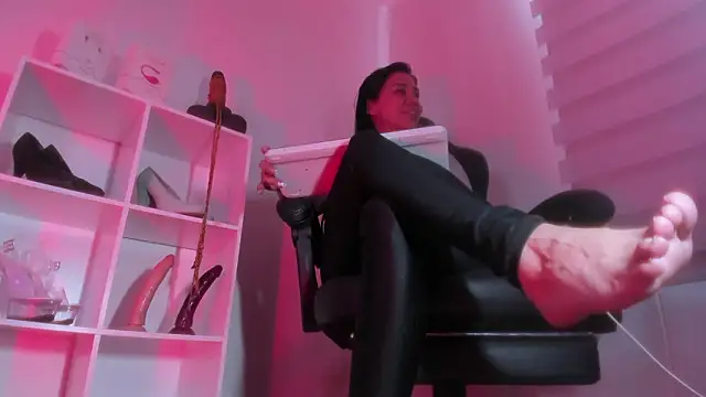 Snapshot of charlotte_joliedart chatting on 02-13-26, 06:26 charlotte joliedart online show from 02-13-26, 06:26