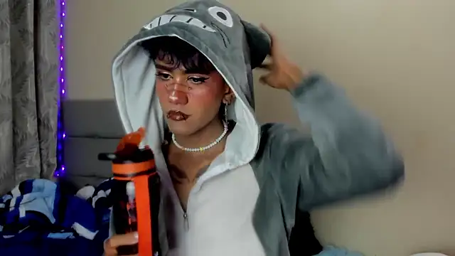 Snapshot of andrew_uwu_ chatting on 12-21-25, 12:29 andrew uwu online show from 12-21-25, 12:29