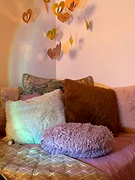 Snapshot of _Chartlotte chatting on 12-18-25, 02:06 Chartlotte online show from 12-18-25, 02:06