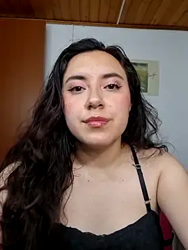 Snapshot of Emi_chik chatting on 05-29-26, 06:00 Emi chik online show from 05-29-26, 06:00
