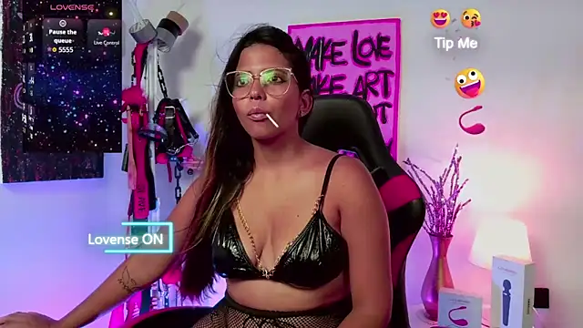 Snapshot of Megaan_Greey chatting on 10-28-25, 12:47 Megaan Greey online show from 10-28-25, 12:47