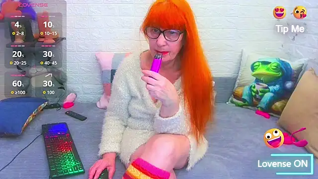 Snapshot of RedHousewife chatting on 01-07-26, 04:31 RedHousewife online show from 01-07-26, 04:31