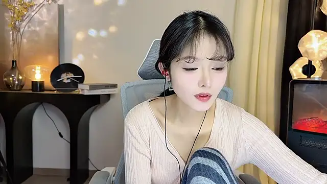 xiaodaibabyy online show from 02-04-25, 04:29