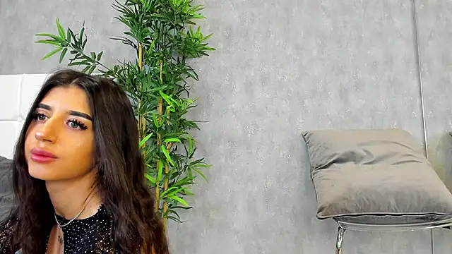 Snapshot of KatelynSparks chatting on 03-19-25, 06:35 KatelynSparks online show from 03-19-25, 06:35