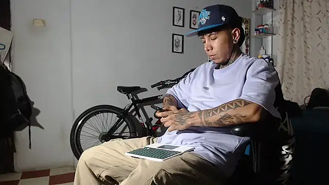 Snapshot of Nickhot0609 chatting on 02-04-25, 04:05 Nickhot0609 online show from 02-04-25, 04:05