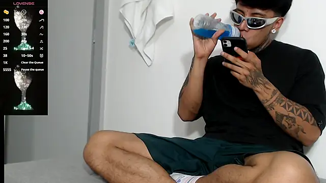 Snapshot of Nickhot0609 chatting on 02-28-25, 05:48 Nickhot0609 online show from 02-28-25, 05:48