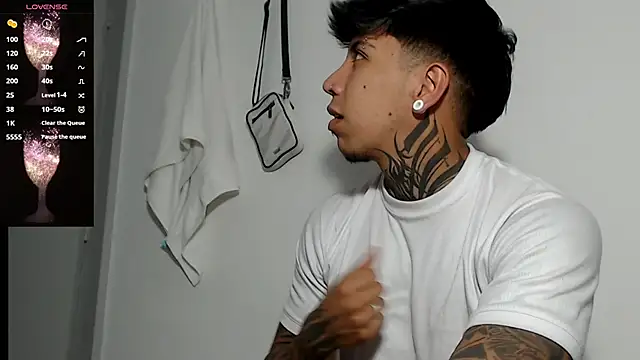 Snapshot of Nickhot0609 chatting on 03-01-25, 03:10 Nickhot0609 online show from 03-01-25, 03:10