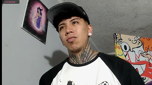 Snapshot of Nickhot0609 chatting on 03-19-25, 10:31 Nickhot0609 online show from 03-19-25, 10:31