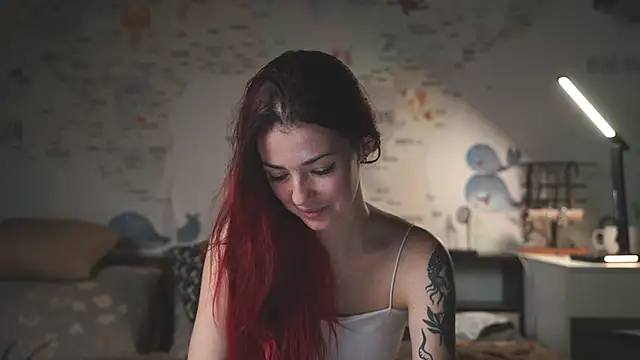 Snapshot of Charmings_054 chatting on 10-27-25, 06:01 Charmings 054 online show from 10-27-25, 06:01