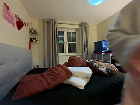 Snapshot of Tallulah-mae-xoxox chatting on 03-17-25, 08:40 Tallulah-mae-xoxox online show from 03-17-25, 08:40