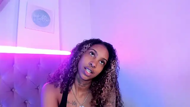 Snapshot of Triipsy chatting on 02-11-25, 11:01 Triipsy online show from 02-11-25, 11:01