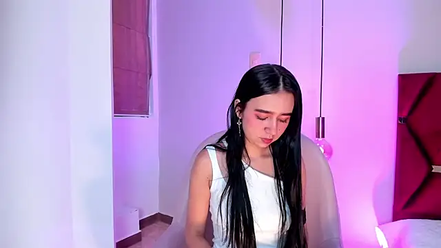 Snapshot of LaraGoldd chatting on 12-21-24, 10:30 LaraGoldd online show from 12-21-24, 10:30