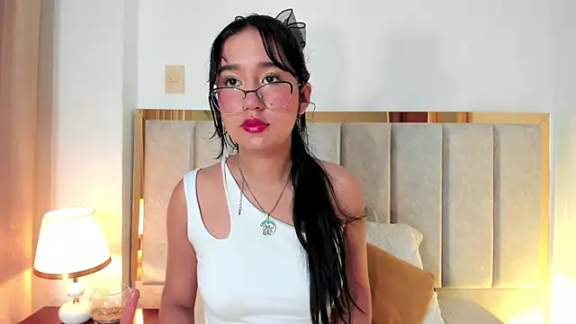 Snapshot of LaraGoldd chatting on 09-19-25, 12:34 LaraGoldd online show from 09-19-25, 12:34