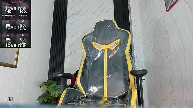 Snapshot of TOWERS21_ chatting on 12-10-24, 11:30 TOWERS21 online show from 12-10-24, 11:30