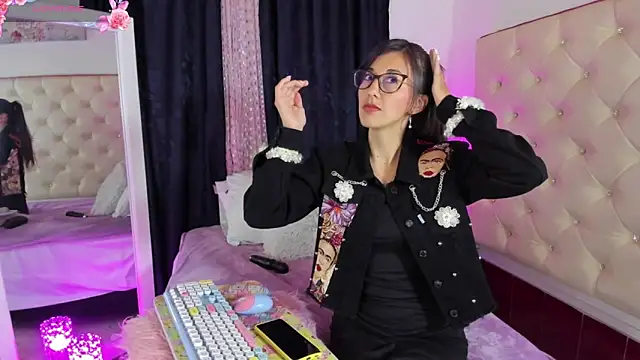  jade white  online show from 03-04-25, 12:22