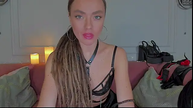 Snapshot of KellyFouler chatting on 02-22-25, 01:57 KellyFouler online show from 02-22-25, 01:57