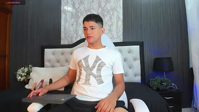 Snapshot of ander_deimond_ chatting on 01-03-25, 01:14 ander deimond online show from 01-03-25, 01:14