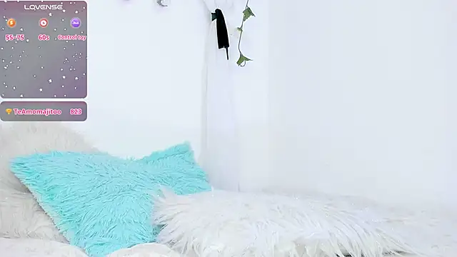 Snapshot of Sara_Kurt chatting on 01-28-25, 04:41 Sara Kurt online show from 01-28-25, 04:41