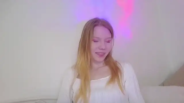 Snapshot of Esme_Runn chatting on 02-28-25, 08:20 Esme Runn online show from 02-28-25, 08:20