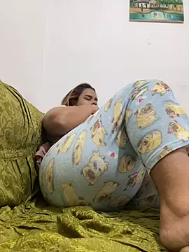 Snapshot of Evabigass chatting on 07-18-26, 01:37 Evabigass online show from 07-18-26, 01:37
