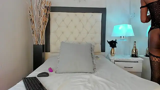 GaleHodge online show from 10-28-25, 01:03