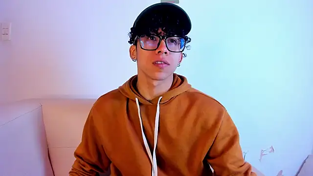 AkazaBoy  online show from 04-12-26, 05:45