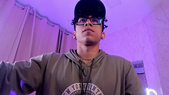 AkazaBoy  online show from 04-28-26, 05:45