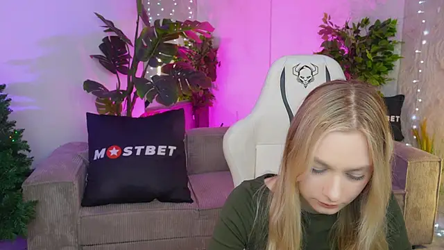 Snapshot of Magnetic_Mia_ chatting on 01-07-25, 03:54 Magnetic Mia online show from 01-07-25, 03:54