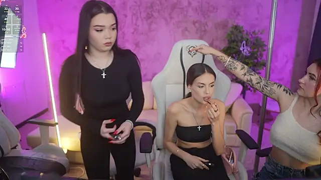 Snapshot of Magnetic_Mia_ chatting on 02-13-25, 03:46 Magnetic Mia online show from 02-13-25, 03:46