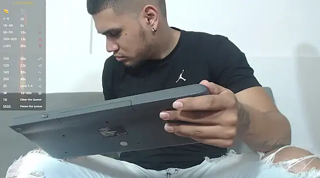 Snapshot of Aaron_Hunter_ chatting on 12-17-24, 11:16 Aaron Hunter online show from 12-17-24, 11:16