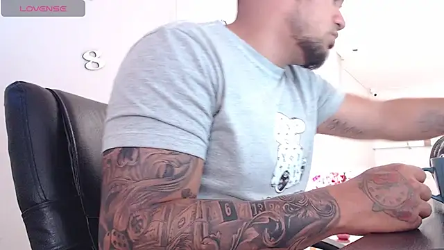 Snapshot of Aaron_Hunter_ chatting on 02-04-25, 04:39 Aaron Hunter online show from 02-04-25, 04:39