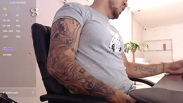 Snapshot of Aaron_Hunter_ chatting on 03-15-25, 01:51 Aaron Hunter online show from 03-15-25, 01:51