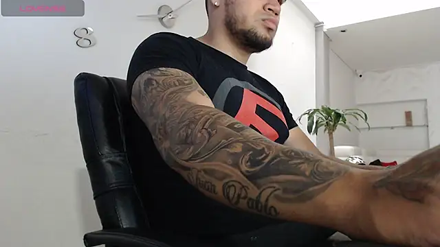 Snapshot of Aaron_Hunter_ chatting on 03-22-25, 01:08 Aaron Hunter online show from 03-22-25, 01:08