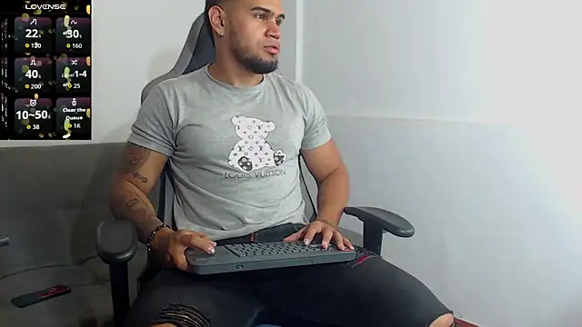 Snapshot of Aaron_Hunter_ chatting on 09-27-25, 08:08 Aaron Hunter online show from 09-27-25, 08:08