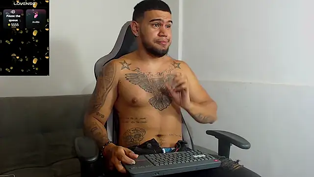 Snapshot of Aaron_Hunter_ chatting on 10-01-25, 08:42 Aaron Hunter online show from 10-01-25, 08:42