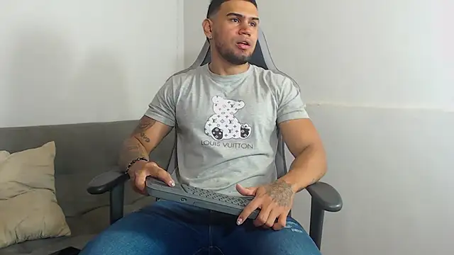 Snapshot of Aaron_Hunter_ chatting on 10-07-25, 03:53 Aaron Hunter online show from 10-07-25, 03:53