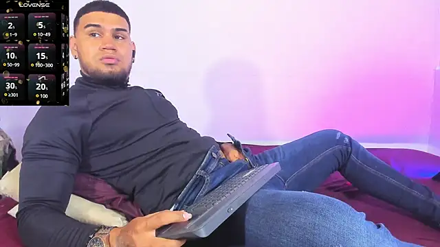 Snapshot of Aaron_Hunter_ chatting on 11-03-25, 11:04 Aaron Hunter online show from 11-03-25, 11:04