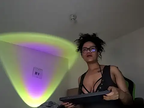 Snapshot of Ale_xandra chatting on 10-21-25, 02:45 Ale xandra online show from 10-21-25, 02:45