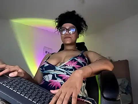 Snapshot of Ale_xandra chatting on 10-24-25, 01:57 Ale xandra online show from 10-24-25, 01:57